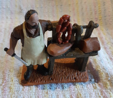 SANTON CRECHE OLIVER BOUCHER CHARCUTIER DIMENSIONS  9X8,5X3,5CM