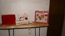 Jouet Machine à coudre SINGER complète et fonctionnelle.