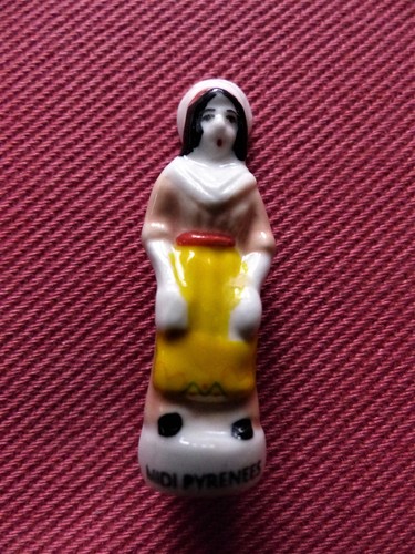 Fève femme en costume - :,