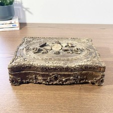 Boîte ancienne Rococo Napoléon III – Décor floral en relief – Circa 1860