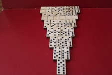 ANCIEN JEU DE SOCIETE " LES DOMINOS ".