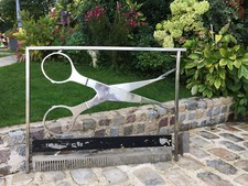 GRANDE ENSEIGNE DE COIFFEUR (CISEAUX ET PEIGNE) EN MÉTAL CHROMÉ DES ANNÉES 30 