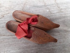 paire chaussures bois art de
