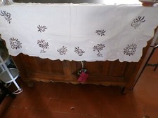 Linge ancien Dessus de meuble lin blanc   brodé de fleurs