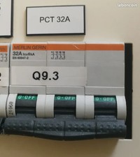 Disjoncteur triphasé 32A merlin Gerin DT40