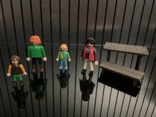 Playmobil Figures  2 enfants 2 adultes. Table bànc