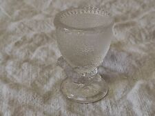 Coquetier en verre avec un oiseau