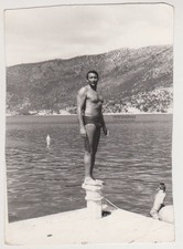 Beau jeune homme sans chemise