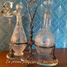 Huilier ancien, époque art déco, en métal argenté, flacon en verre taillé.