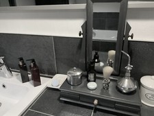 ancien Miroir De Barbier Sur Socle En Bois Avec Tiroir Et Accessoires