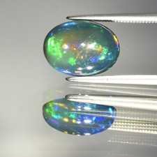 Opale noire en cabochon ovale