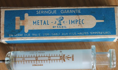 Ancienne seringue metal - 1,