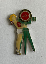 88 -  Pin's PIN-UP LUCKY STRIKE - CAMERA CINEMA SUR TREPIED