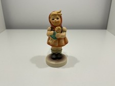 M.I. Figurine bourdon 239/B fille avec poupée 9 cm. 1 choix. Excellent état