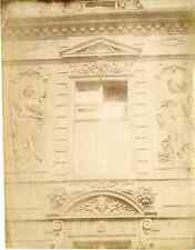 France, Paris, fenêtre au dessus de la porte côté jardin de l'hôtel de Sull