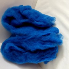 laine cardée 100% mérinos origine FRANCE à feutrer ou filer 100 gr bleu roi uni