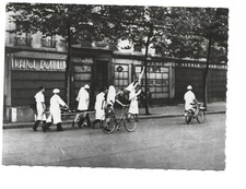 CROIX ROUGE FRANCAISE  EQUIPIERS D URGENCE TRANSPORTENT DES BLESSES