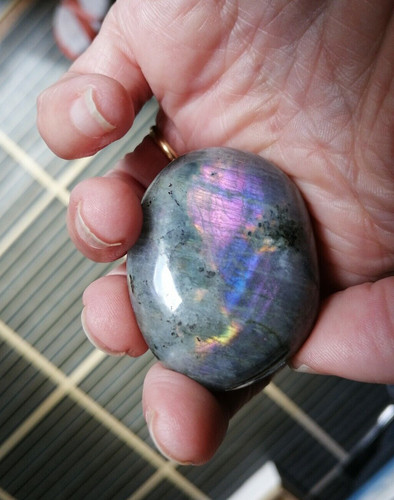 Galet labradorite violette