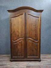 Armoire en bois massif, style