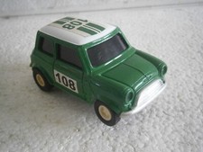 VOITURE DE CIRCUIT ELECTRIQUE AUSTIN MINI VERTE (SPEEDER SANS BOITE). 1/32