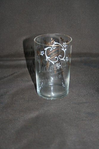Verre gobelet ancien émaillé