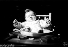Enfant bébé dans sa chaise
