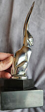 Mascotte art déco bronze argenté au chrome " Lapin / Lièvre " socle marbre noir