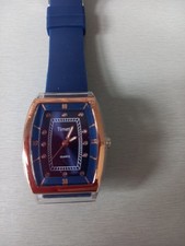 Montre  homme rectangle métal doré  fond bleu bracelet silicone Quartz