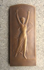 Ancienne belle médaille plaque en bronze femme Art Nouveau Victoire signé Cariat