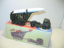 CIJ, camion tout en métal, le SAVIEM lance fusée militaire veronique