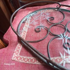 Plateau en fer forgé et sa