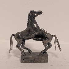 Sculpture cheval cabré - , en