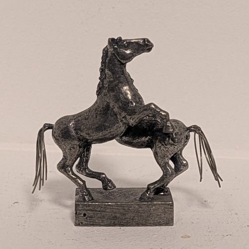 Sculpture cheval cabré - , en