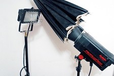 pied MANFROTO avec projecteur AREV 150 W + PIED MULTIFLITZ -PROFILUX 600 (250 w