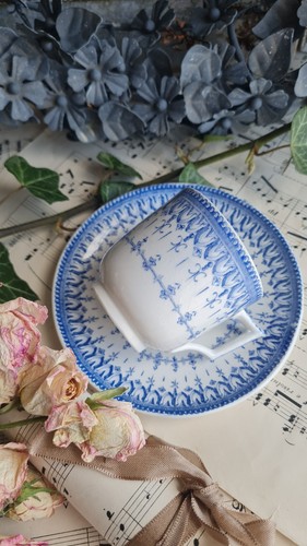 Ancienne tasse sous - ancienne,