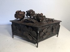 Jolie boîte ancienne en fer