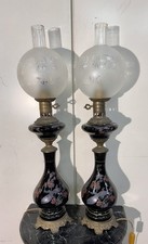 Paire de lampes à pétrole en porcelaine noire à décor de paon