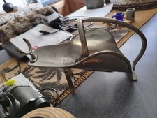 Verse vin ou porte bouteille en étain sur socle éstampillé étain de Tonge 95 %