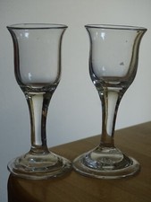 2 ANCIENS PETITS VERRES A LIQUEUR CRISTAL SOUFFLER EPOQUE CHARLES X  ht 10 cm