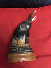 Sculpture Elephant en corne de Buffle Vintage