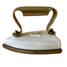 Petit fer à repasser blanc ancien fonte émaillée - Objet décoratif vintage