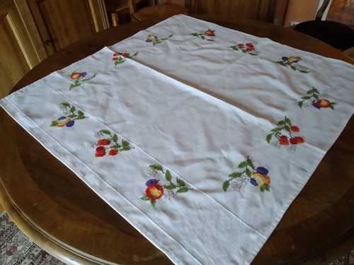 Nappe brodée main 100 - , coton