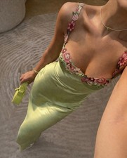 Robe satin verte fleurie sexy