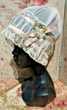 ANCIENNE COIFFE 1900 EN LINON DENTELLE ET APPLICATION AU MOTIF DE FLEUR EN SOIE 