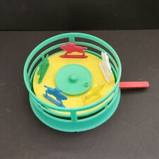 ANCIEN JOUET DE BAZAR MECANIQUE PLASTIQUE - CARROUSSEL MANEGE COURSE DE CHEVAUX