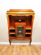 Une vitrine Louis XV en bois