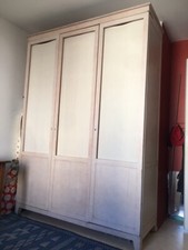 armoire style contemporain couleur beige rosé, elle est belle mais pas neuve.