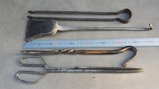 Ancien petit serviteur de cheminée en fer forgé, 4 accessoires.