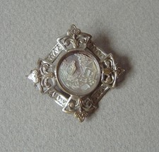 ancienne broche Art Nouveau métal argenté et Nacre sculptée brooch