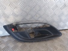 Cache contour antibrouillard /feu diurne avant droit - OPEL ASTRA IV (4) (J)